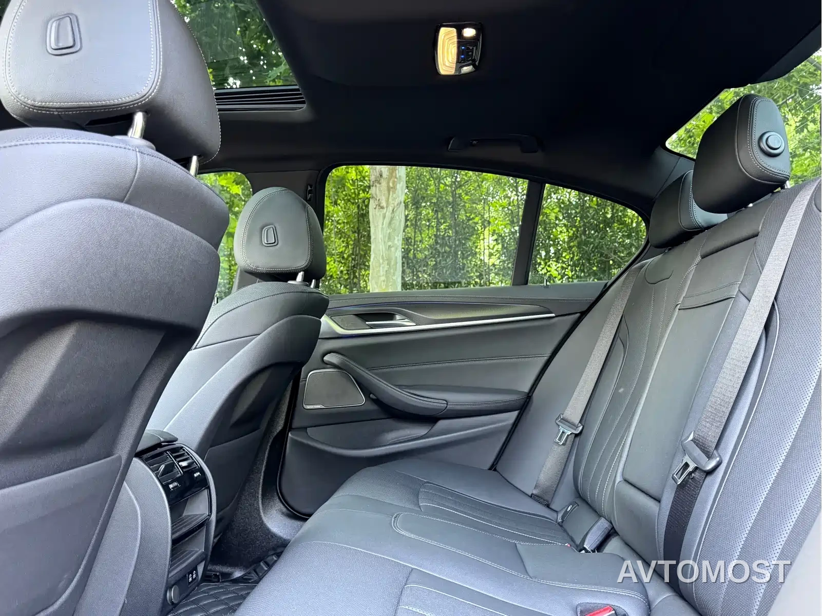 BMW 5 Series (Import) 2022 Model Second Facelift 530i M Sport Package — фото 11