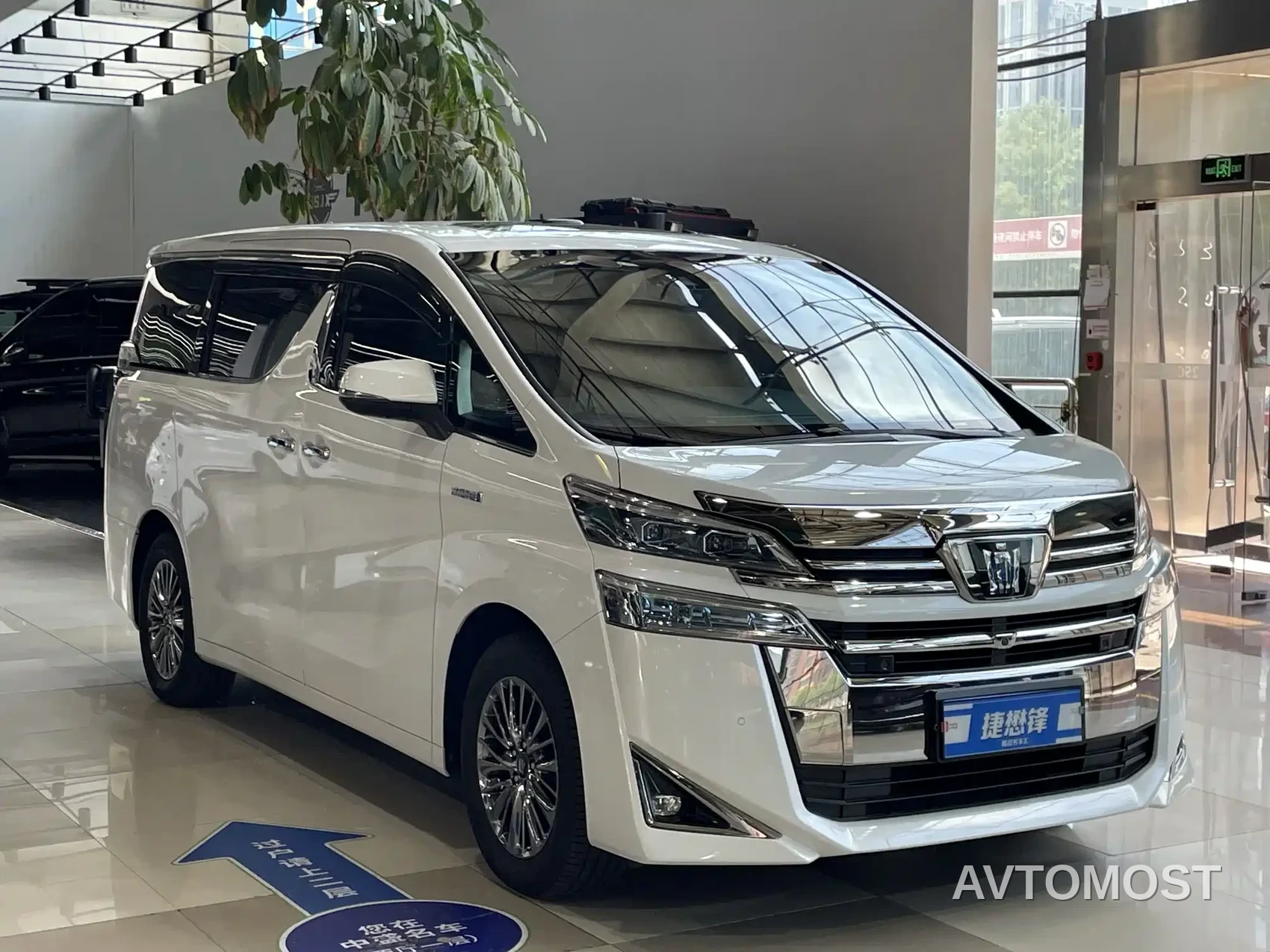 Toyota Vellfire 2021 Crown Hybrid 2.5L HV Luxury Edition — фото 3