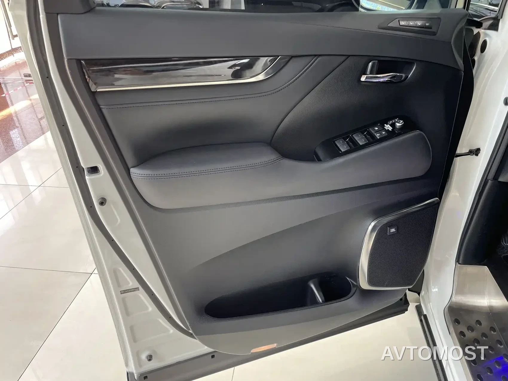 Toyota Vellfire 2021 Crown Hybrid 2.5L HV Luxury Edition — фото 4
