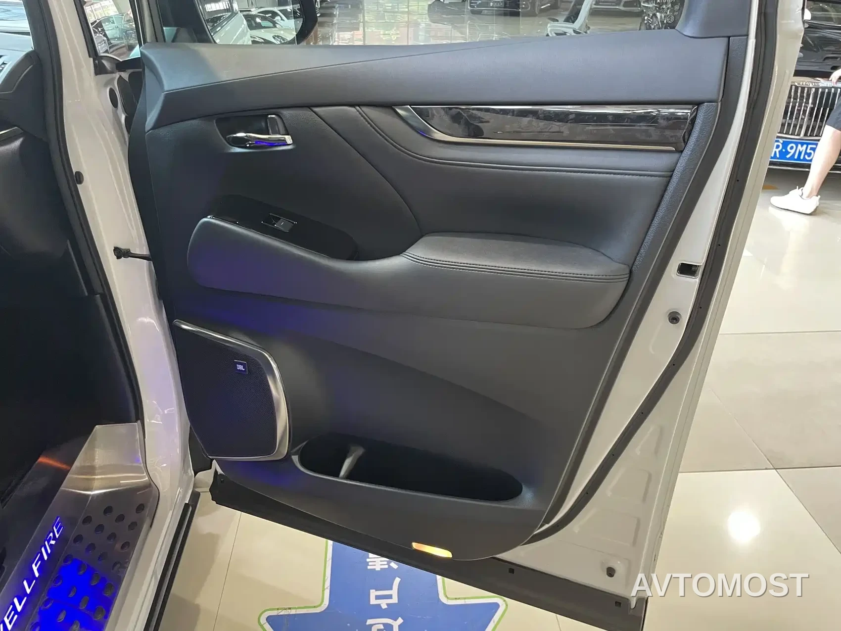 Toyota Vellfire 2021 Crown Hybrid 2.5L HV Luxury Edition — фото 11
