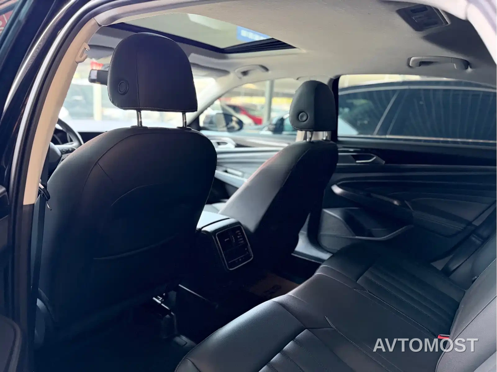 Volkswagen Passat New Energy 2022 430PHEV Hybrid Luxury Edition — фото 7