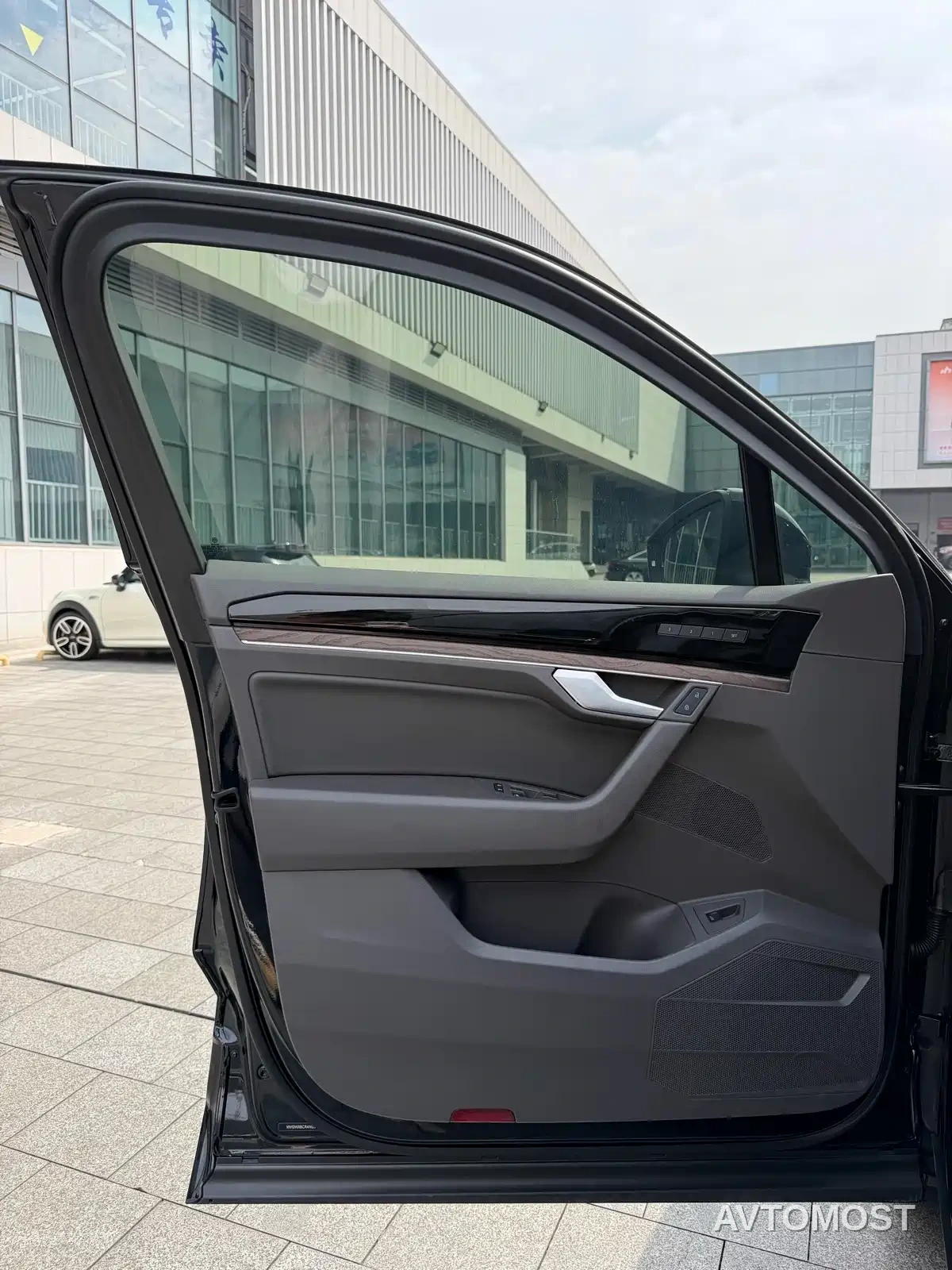 Volkswagen Touareg 2022 3.0TSI Rui Xiang Edition Gloss Black Sport Package — фото 5