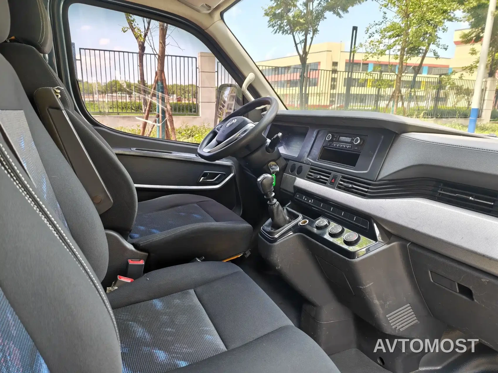Dongfeng Yufeng 2023 V9+ 2.3T Manual FWD Van Long Wheelbase High Roof 3 Seater — фото 8