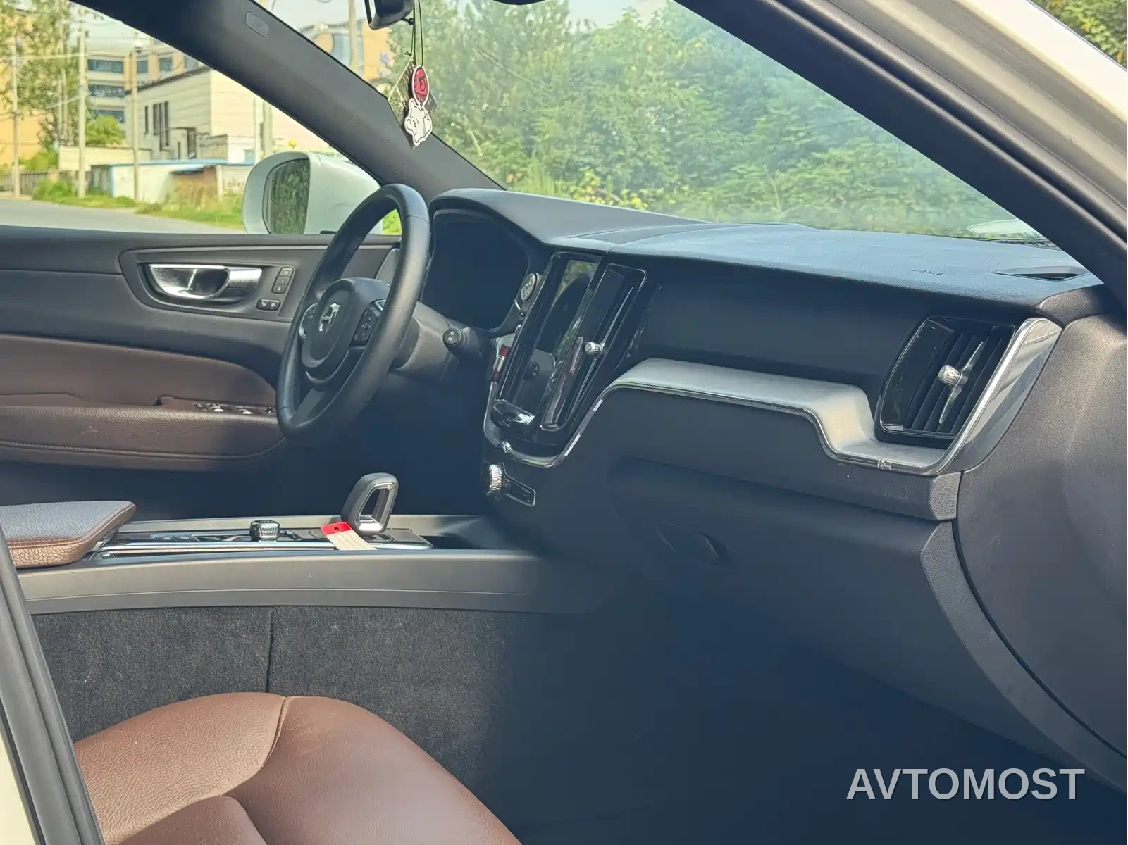 Volvo XC60 2022 B5 AWD R-Design — фото 4