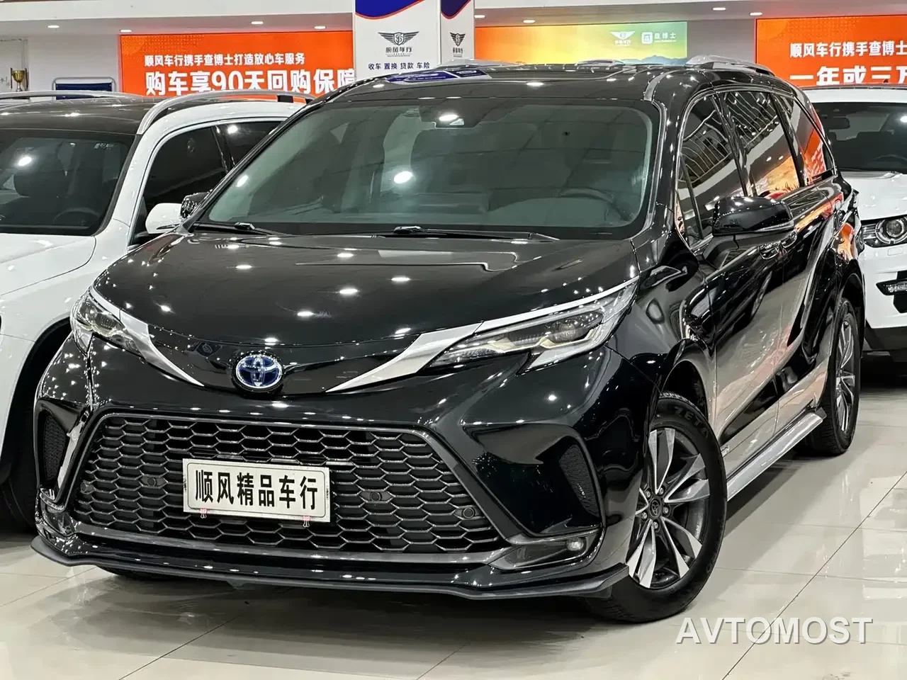 Toyota Granvia 2023 2.5L Hybrid Luxury Edition — фото 1