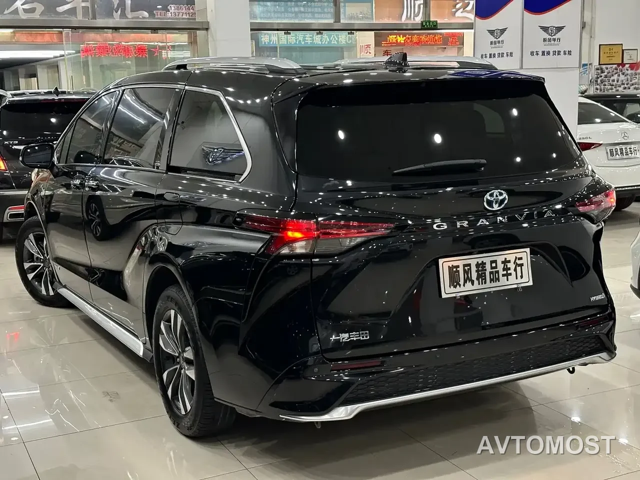 Toyota Granvia 2023 2.5L Hybrid Luxury Edition — фото 3