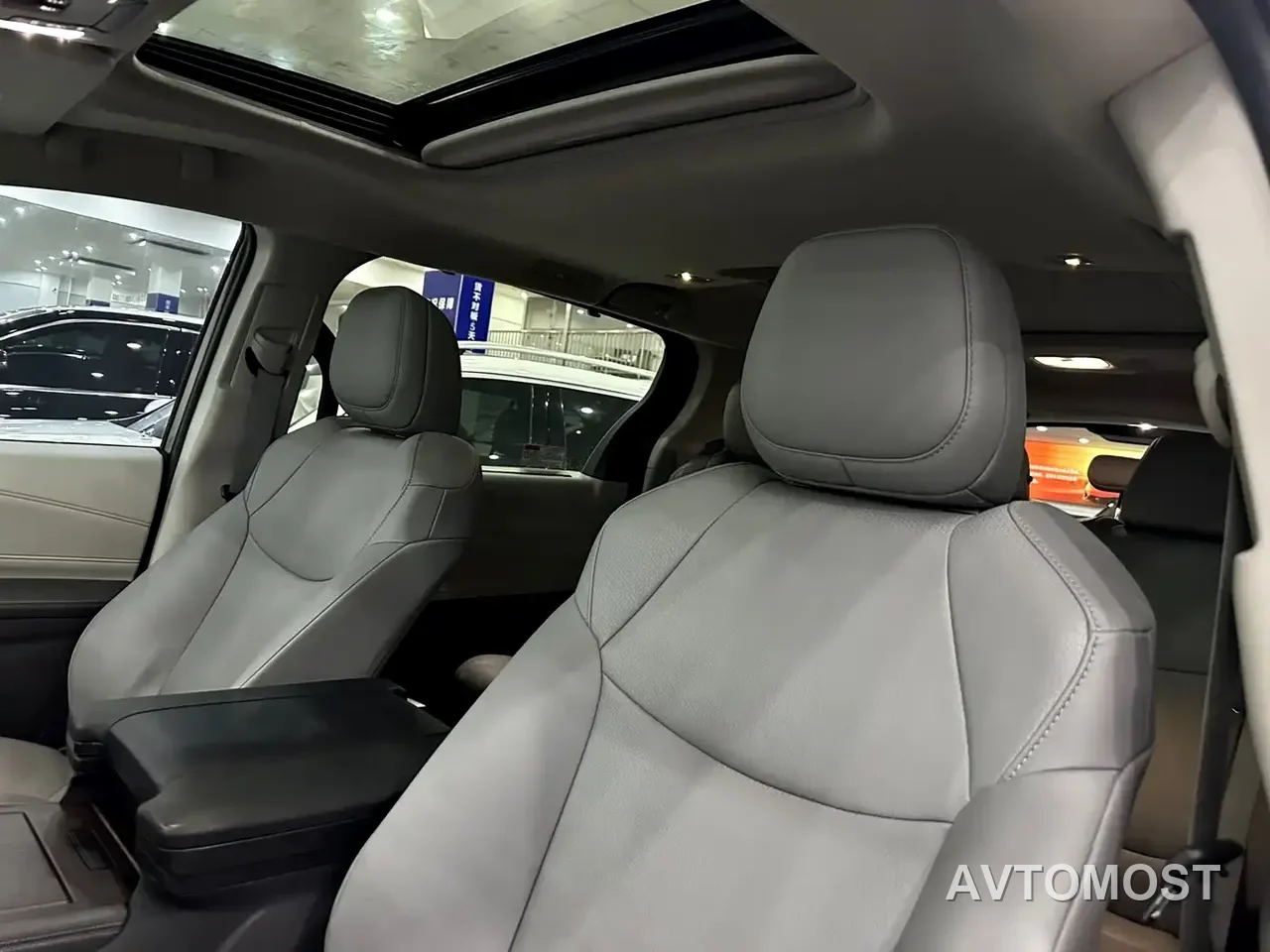 Toyota Granvia 2023 2.5L Hybrid Luxury Edition — фото 7