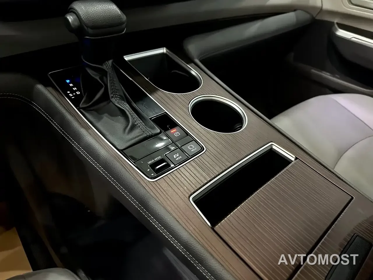Toyota Granvia 2023 2.5L Hybrid Luxury Edition — фото 10