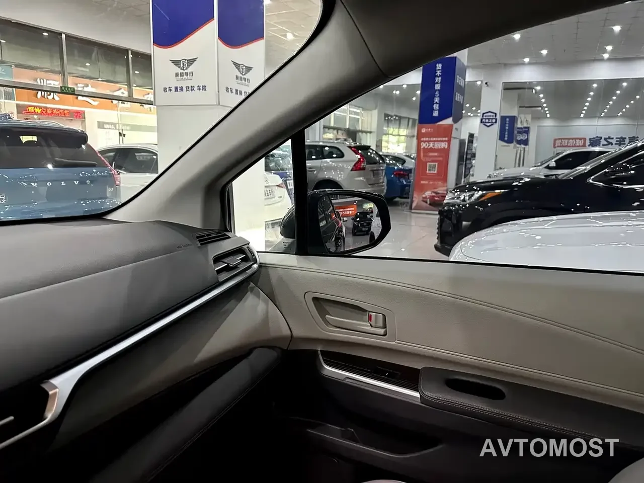 Toyota Granvia 2023 2.5L Hybrid Luxury Edition — фото 11