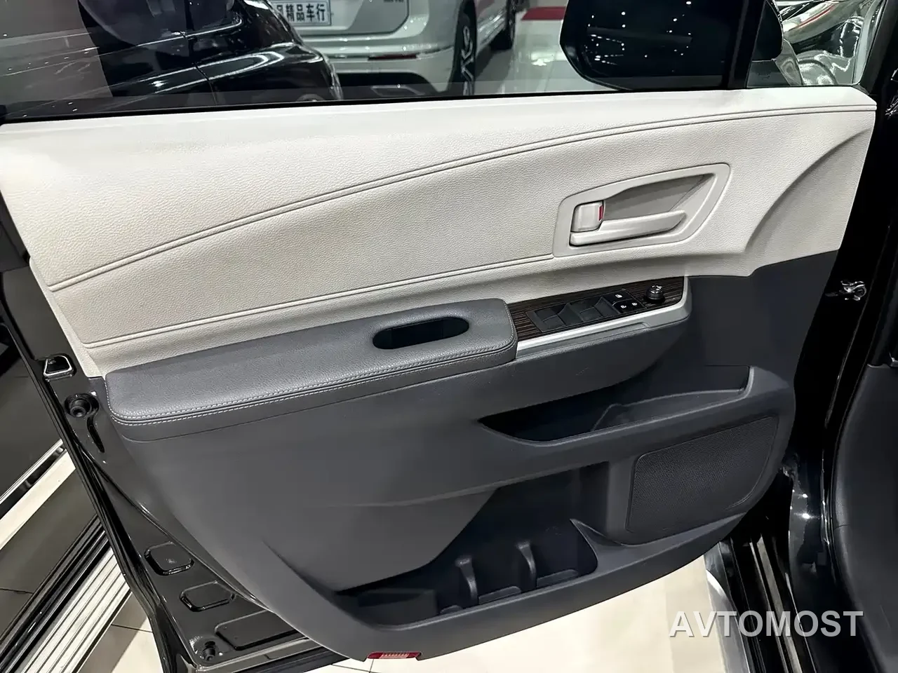 Toyota Granvia 2023 2.5L Hybrid Luxury Edition — фото 13