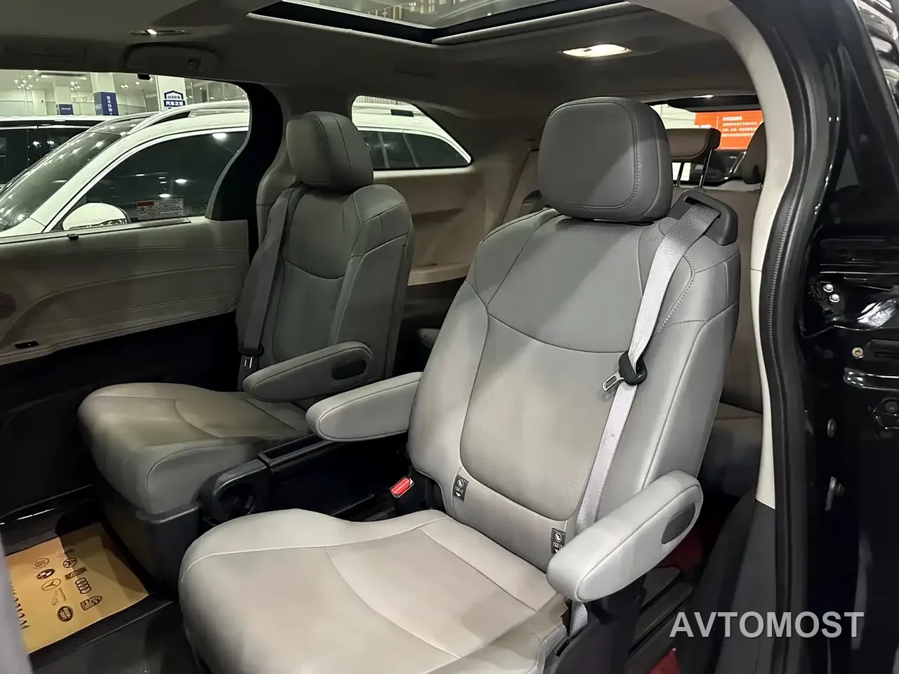 Toyota Granvia 2023 2.5L Hybrid Luxury Edition — фото 14