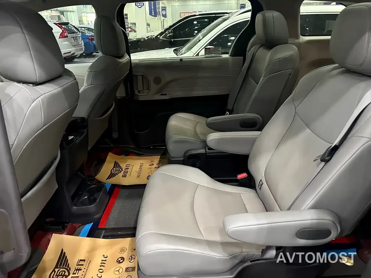 Toyota Granvia 2023 2.5L Hybrid Luxury Edition — фото 16