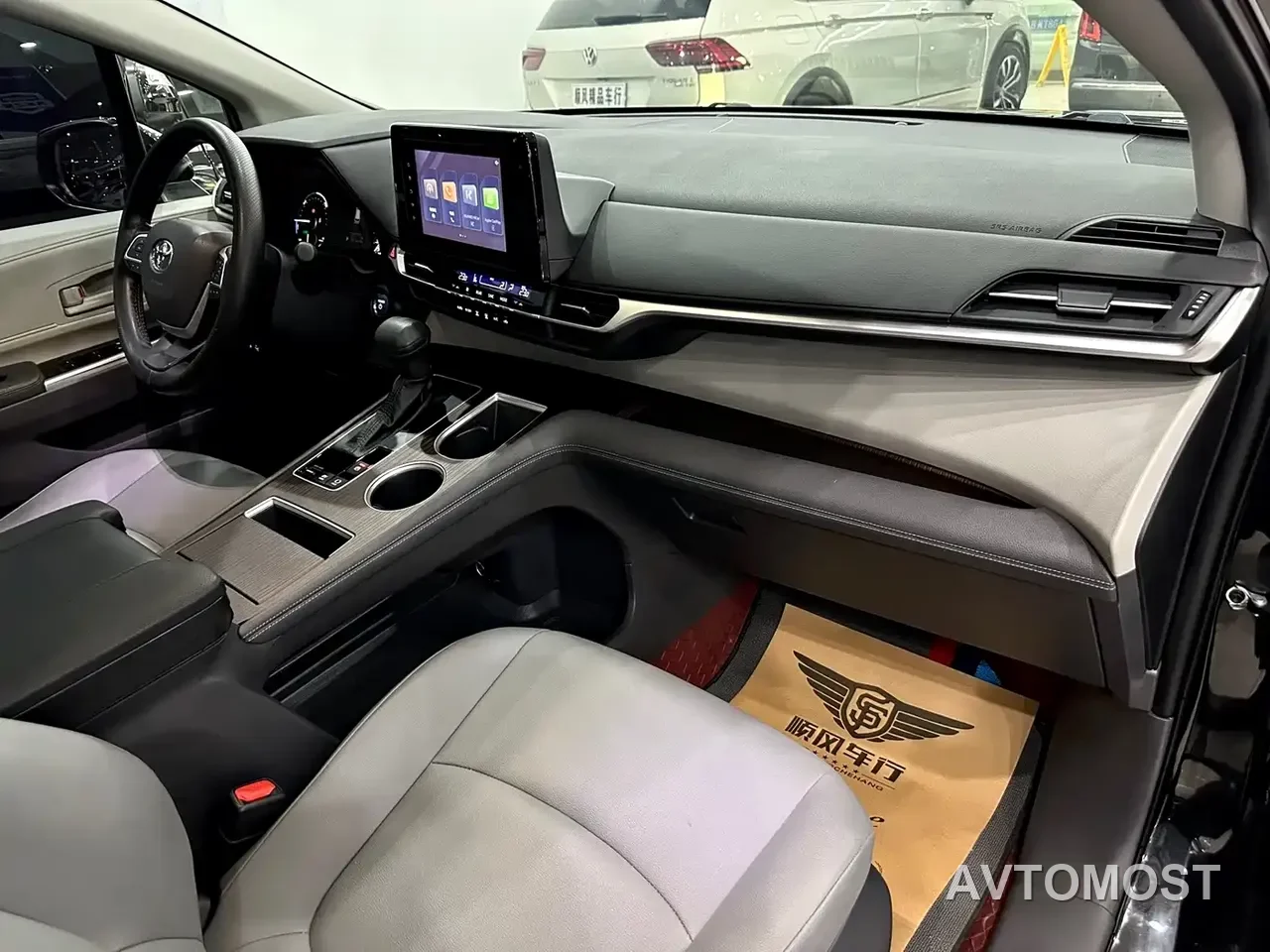 Toyota Granvia 2023 2.5L Hybrid Luxury Edition — фото 18