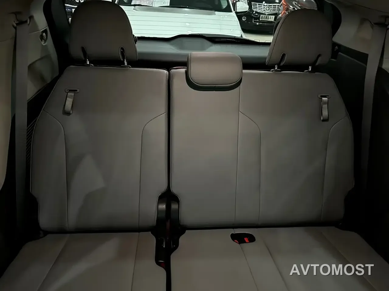Toyota Granvia 2023 2.5L Hybrid Luxury Edition — фото 21