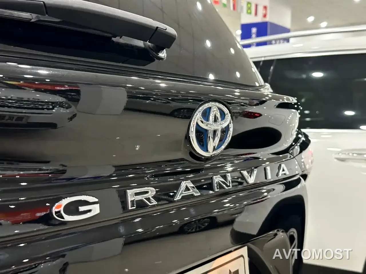 Toyota Granvia 2023 2.5L Hybrid Luxury Edition — фото 22