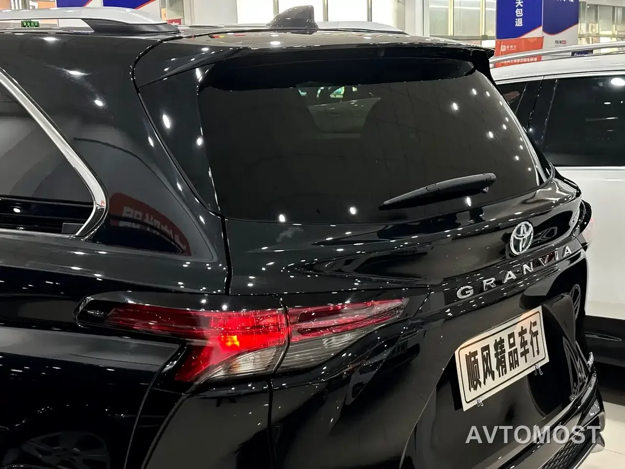 Toyota Granvia 2023 2.5L Hybrid Luxury Edition — фото 23