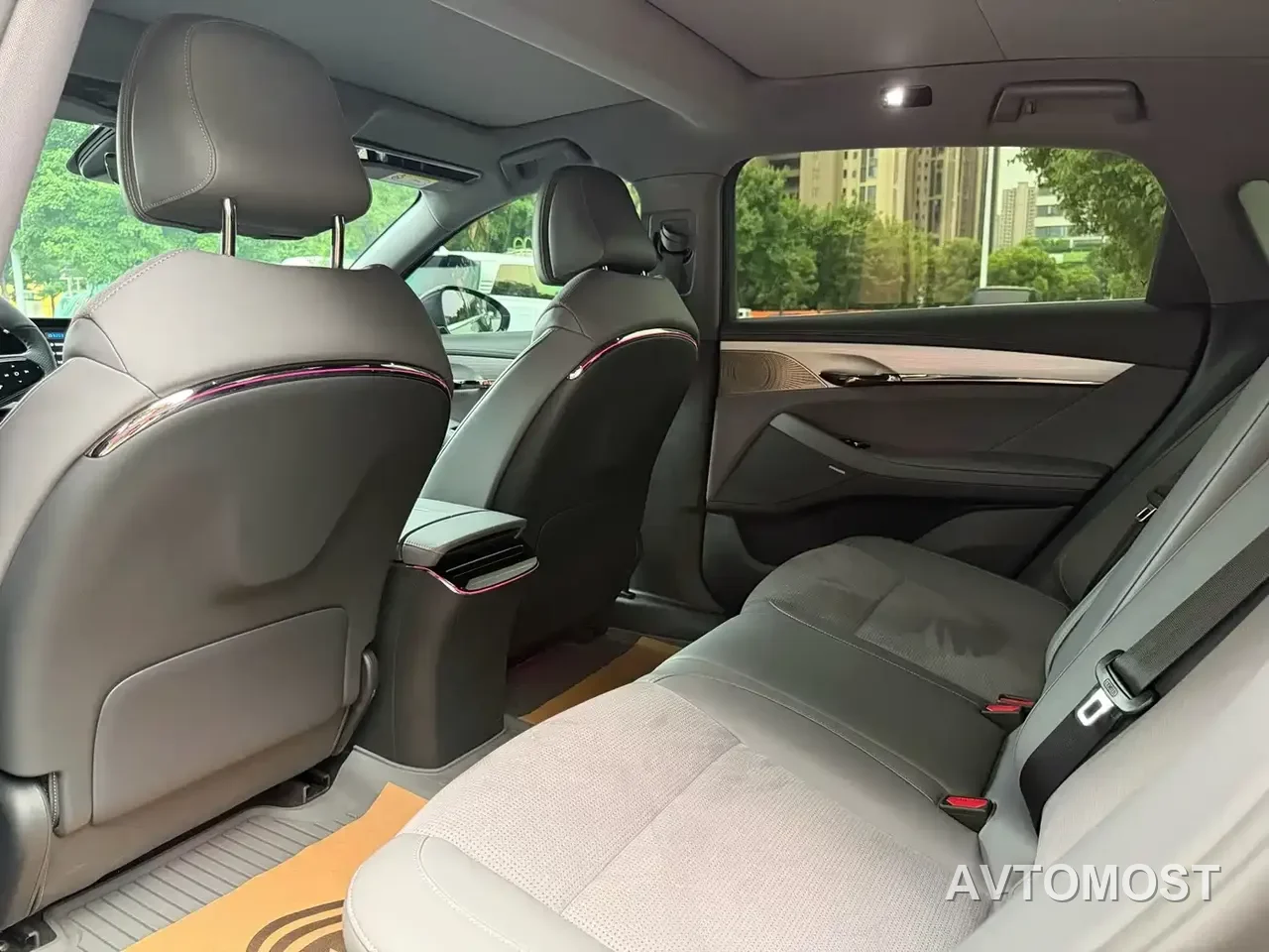 VOYAH Zhuiguang 2024 PHEV AWD Ultra Long Range Flagship — фото 11