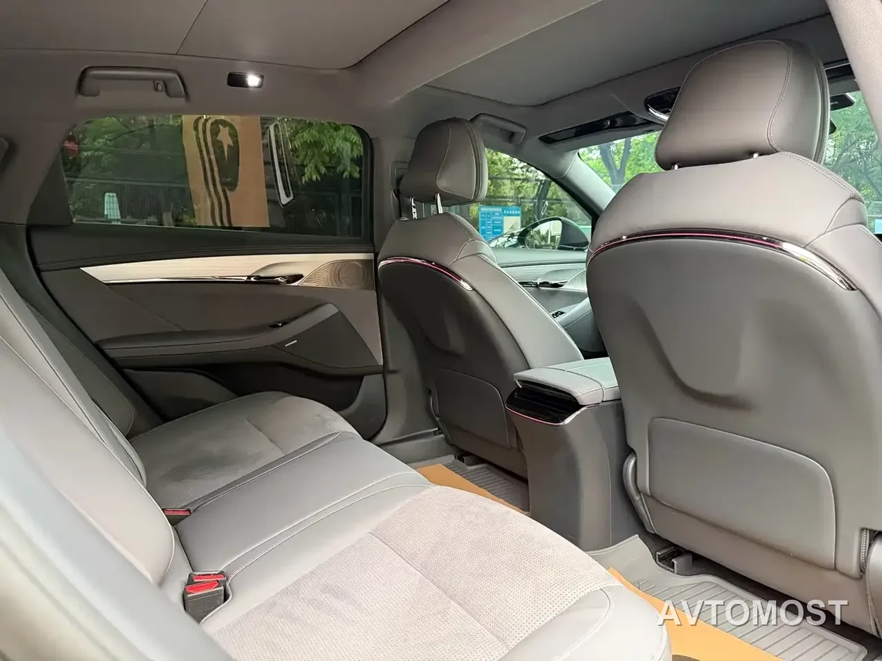 VOYAH Zhuiguang 2024 PHEV AWD Ultra Long Range Flagship — фото 10