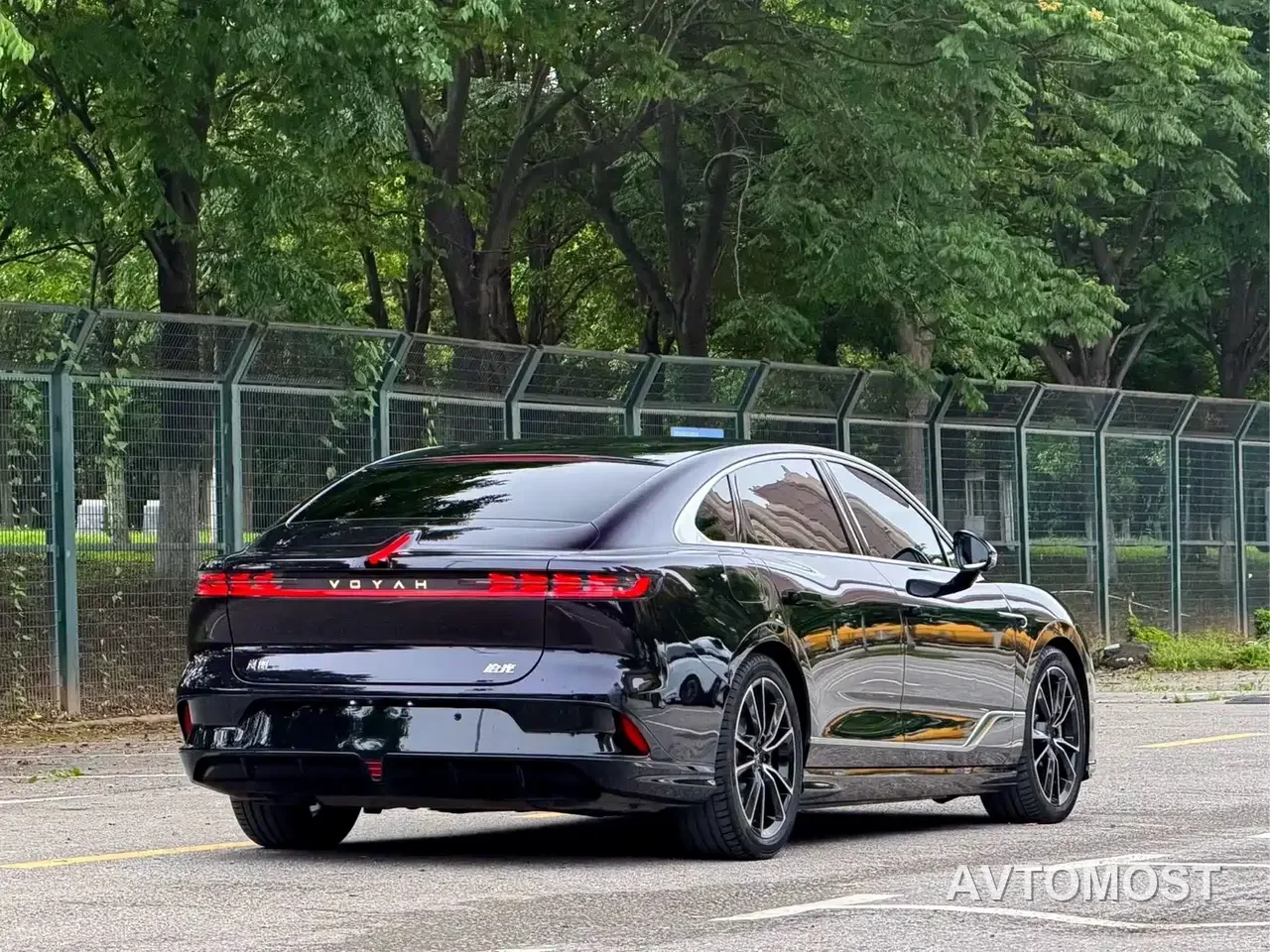 VOYAH Zhuiguang 2024 PHEV AWD Ultra Long Range Flagship — фото 1