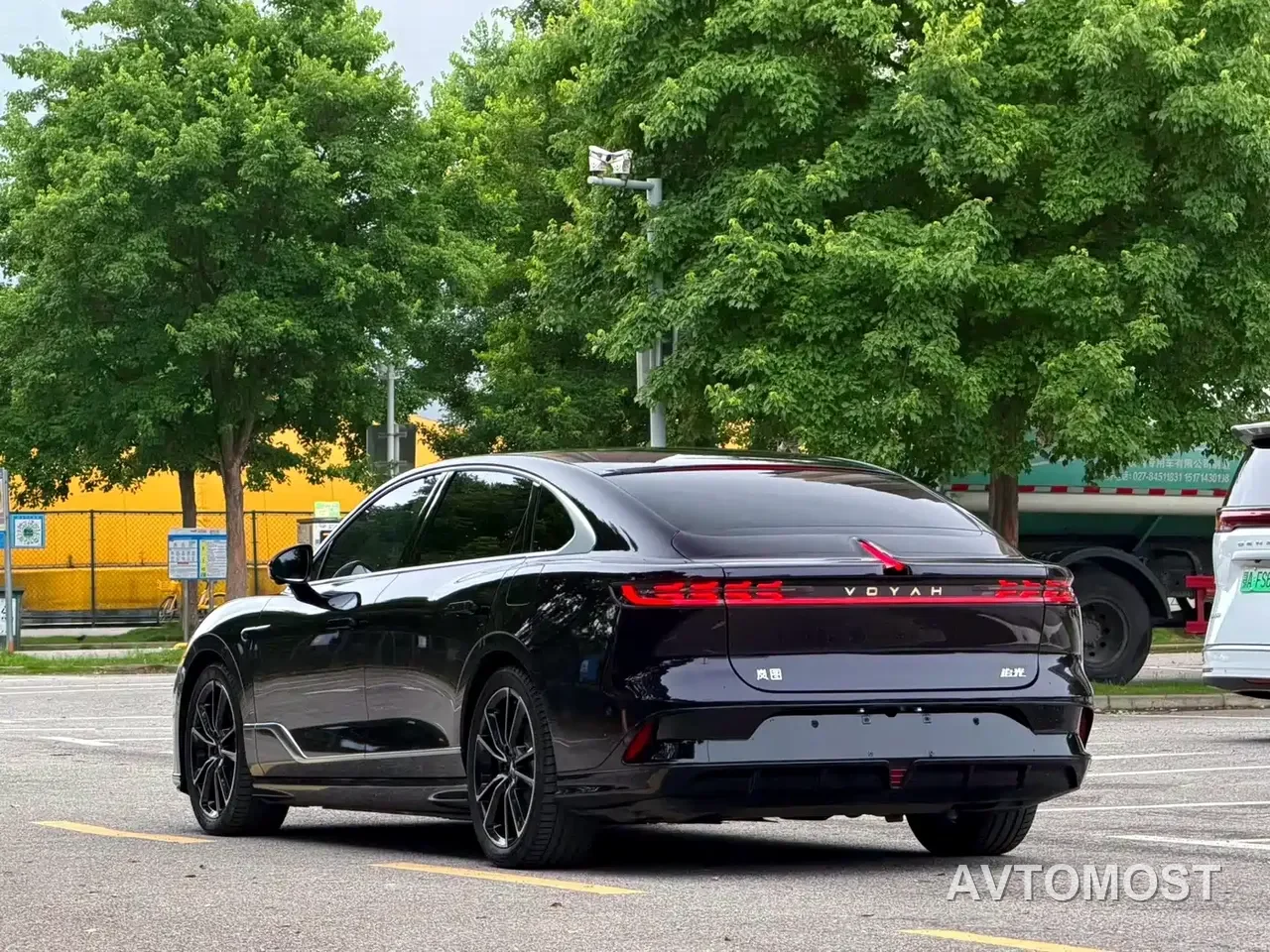 VOYAH Zhuiguang 2024 PHEV AWD Ultra Long Range Flagship — фото 2