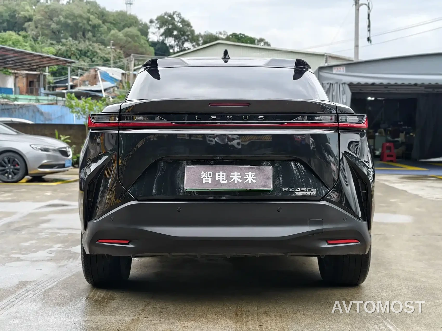 Lexus RZ 2023 450e 4WD Deluxe — фото 3