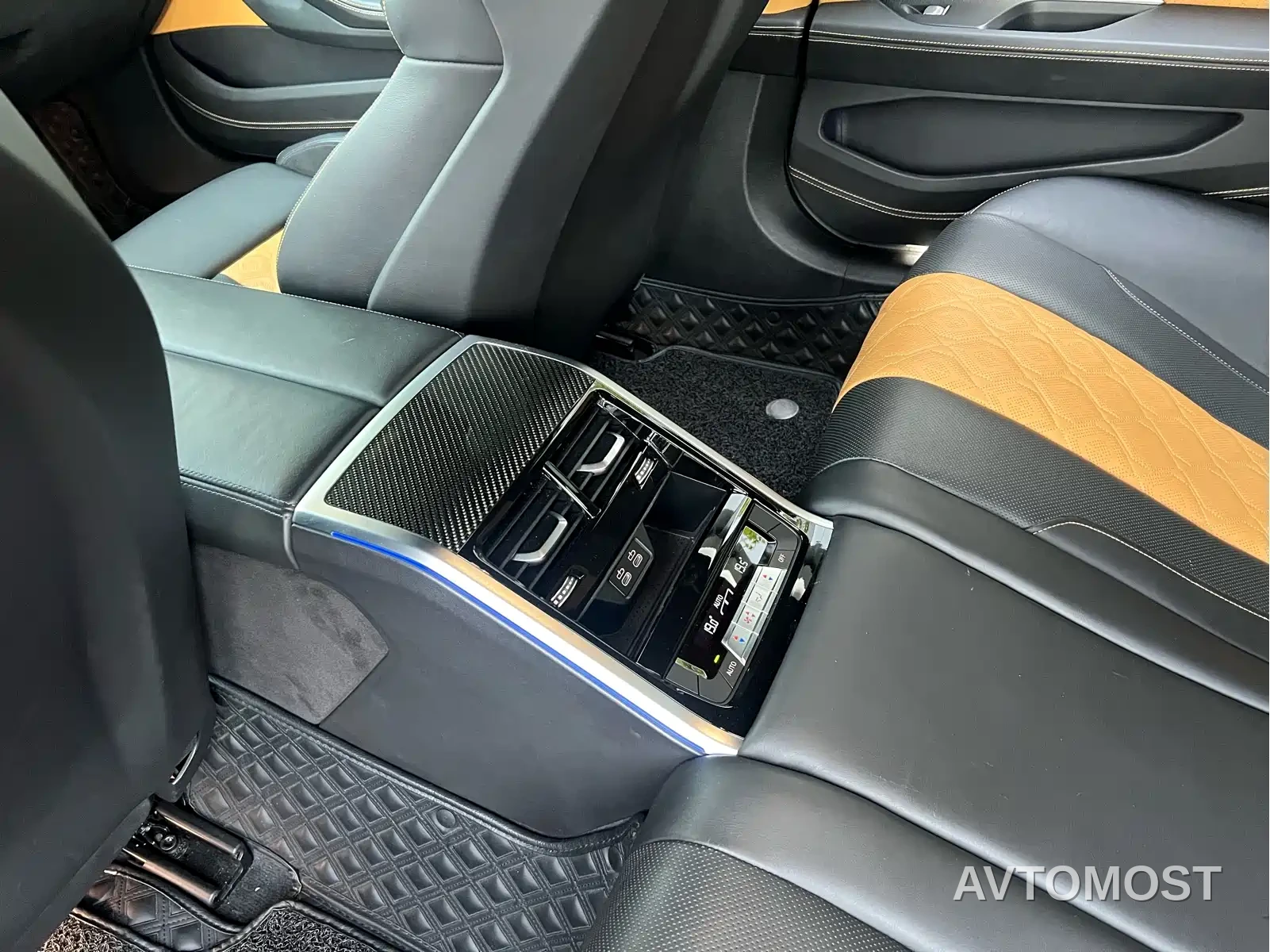 BMW M8 2020 M8 4-Door Coupe Thunder Edition — фото 7