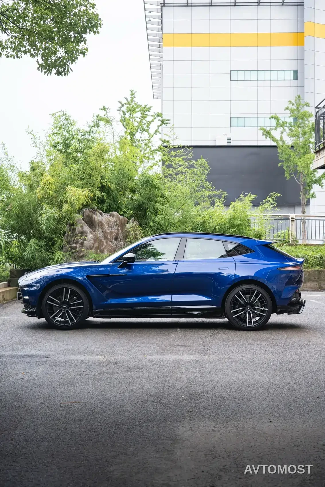 Aston Martin DBX 2023 Model 4.0T V8 707 — фото 6