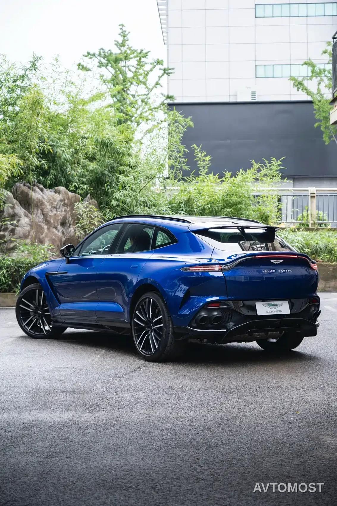 Aston Martin DBX 2023 Model 4.0T V8 707 — фото 7