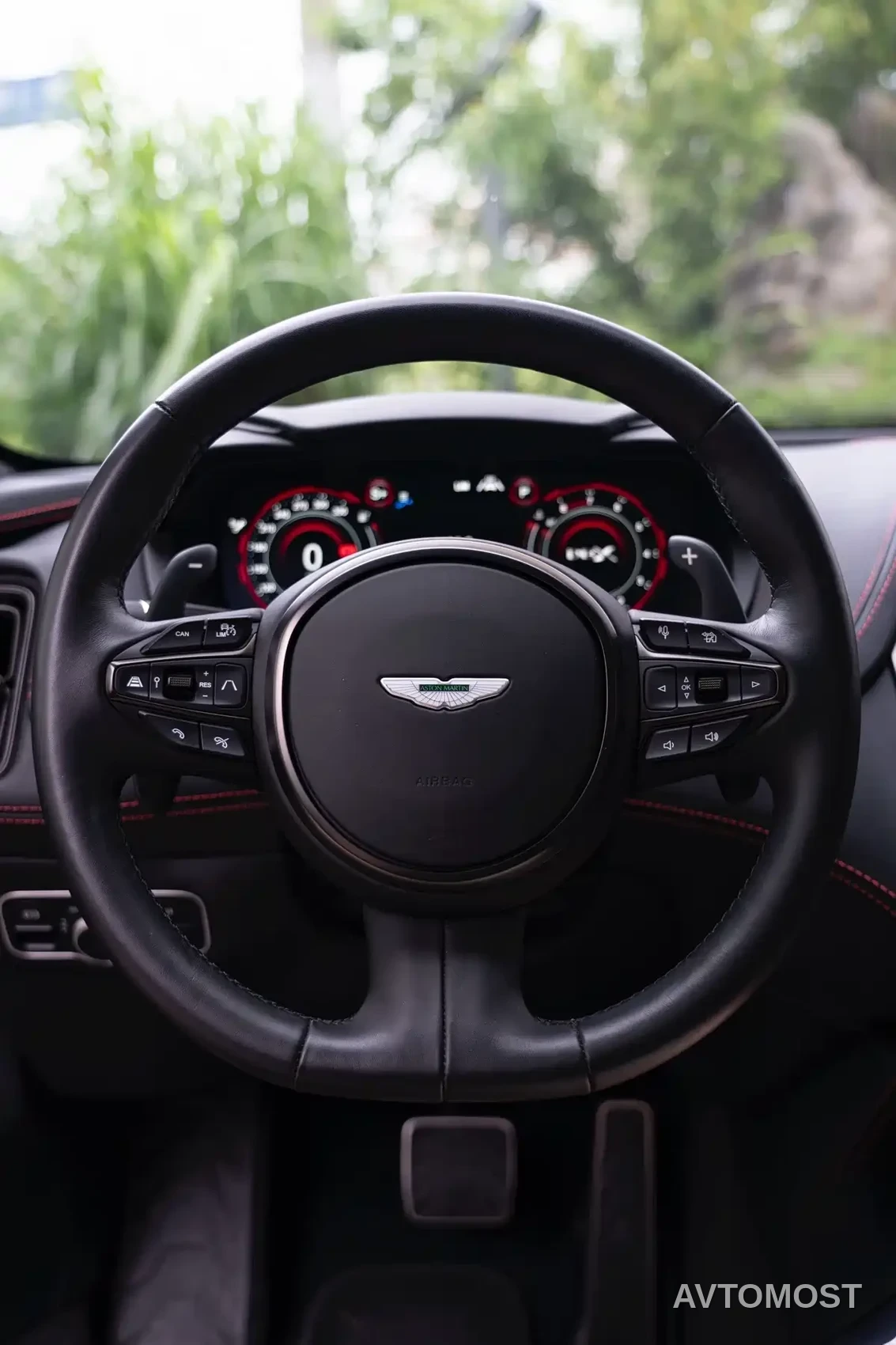 Aston Martin DBX 2023 Model 4.0T V8 707 — фото 12