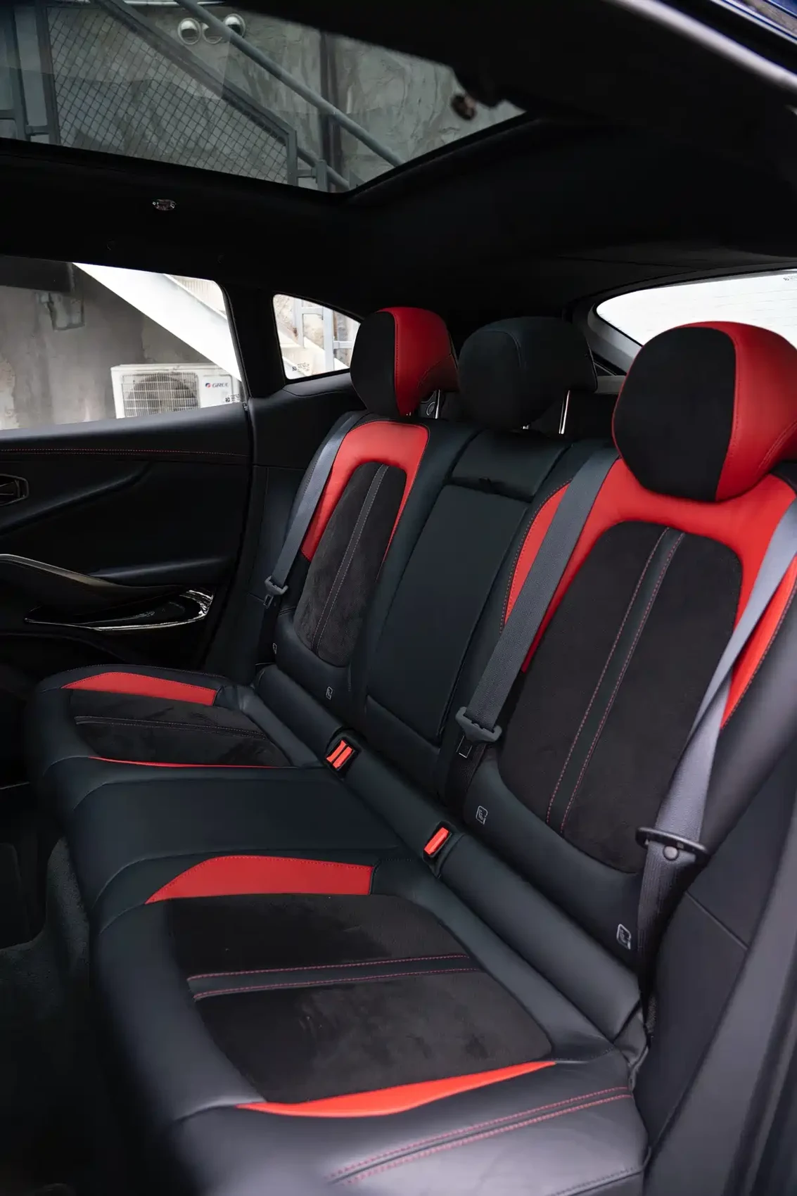 Aston Martin DBX 2023 Model 4.0T V8 707 — фото 16