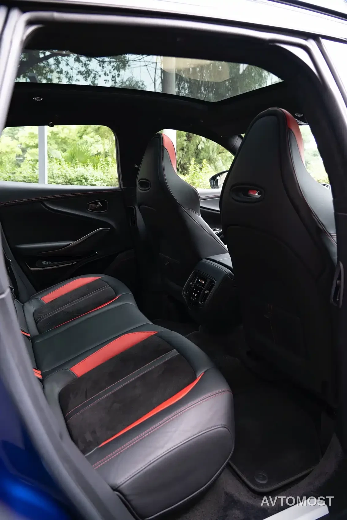 Aston Martin DBX 2023 Model 4.0T V8 707 — фото 17