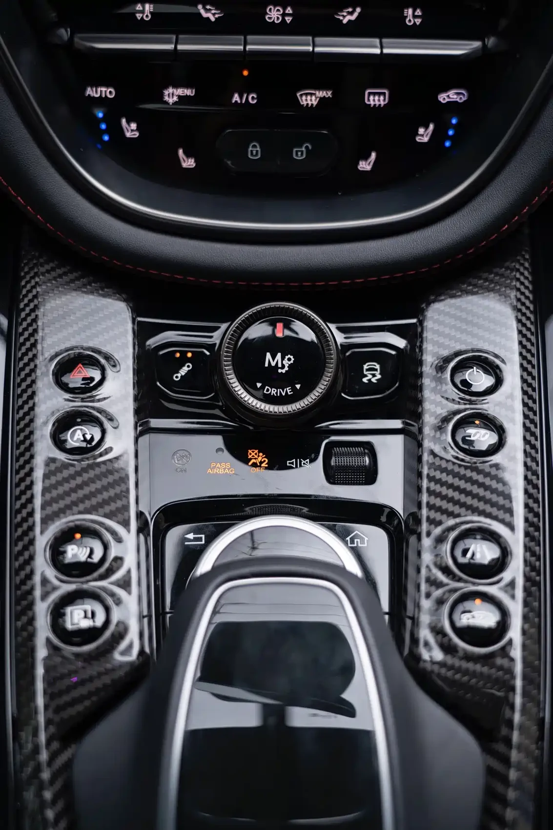 Aston Martin DBX 2023 Model 4.0T V8 707 — фото 20