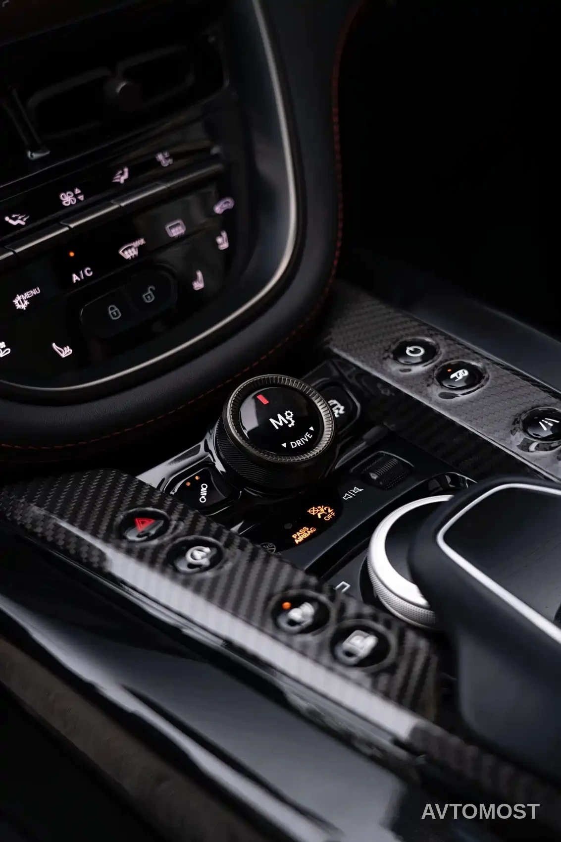 Aston Martin DBX 2023 Model 4.0T V8 707 — фото 23