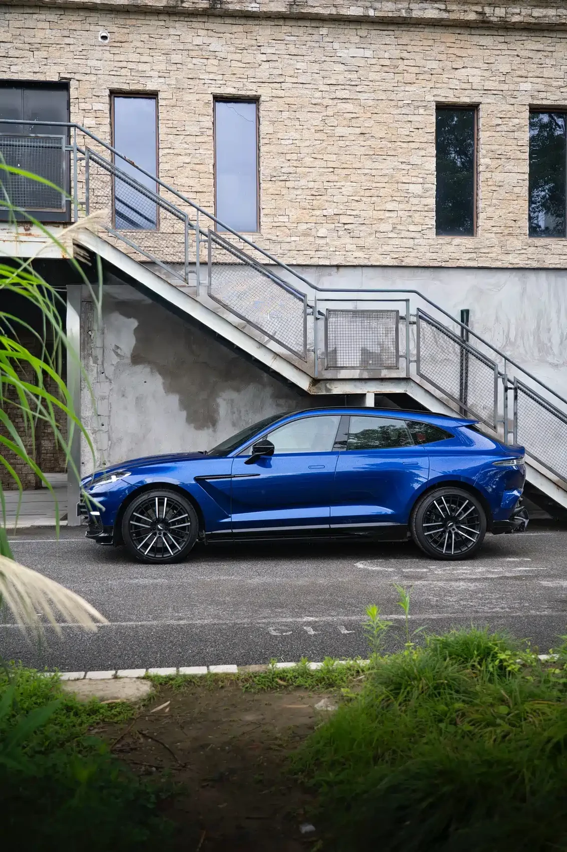 Aston Martin DBX 2023 Model 4.0T V8 707 — фото 30