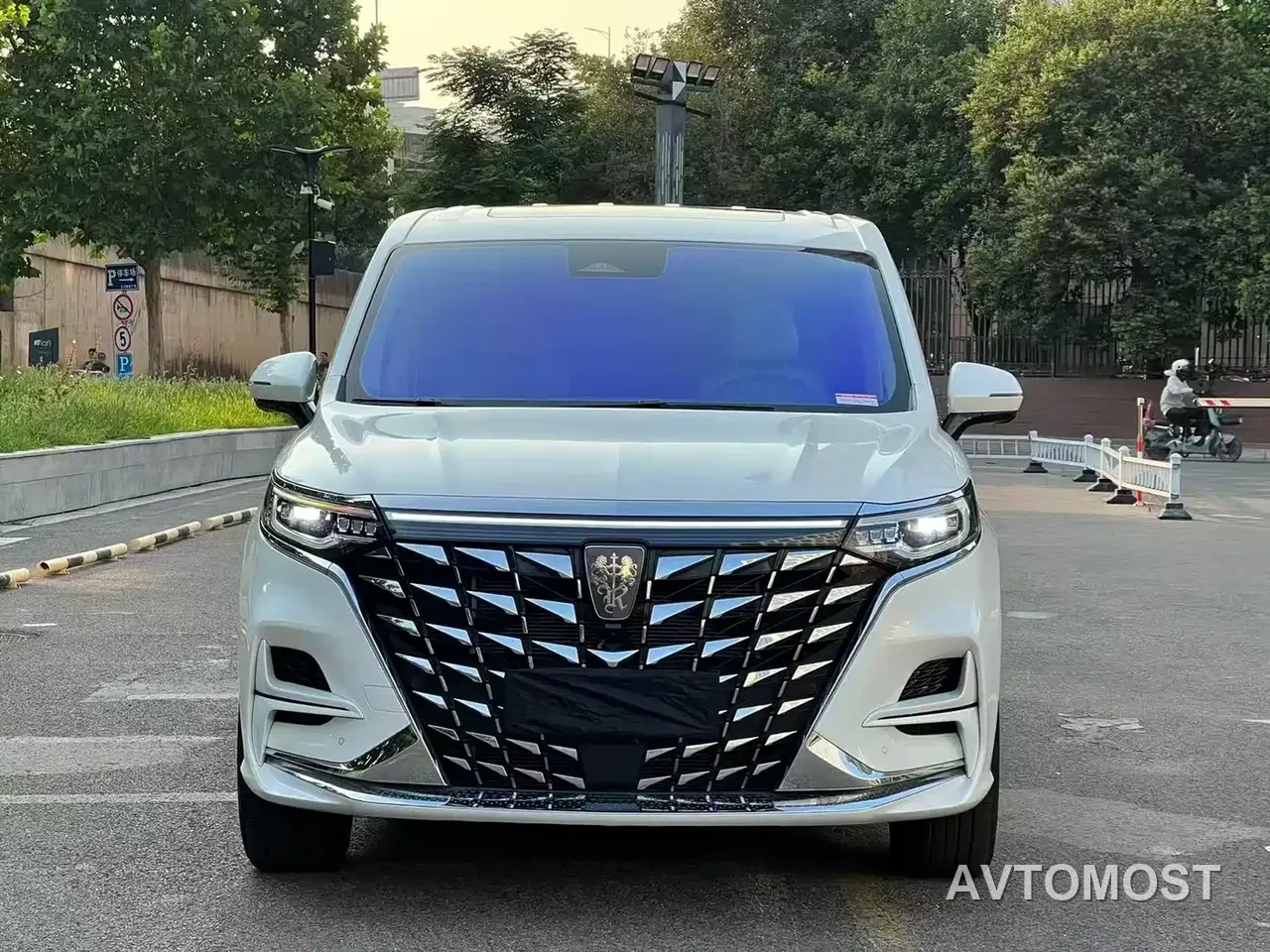 Roewe iMAX8 EV 2025 1.5T DMH Land Luxury Edition — фото 2