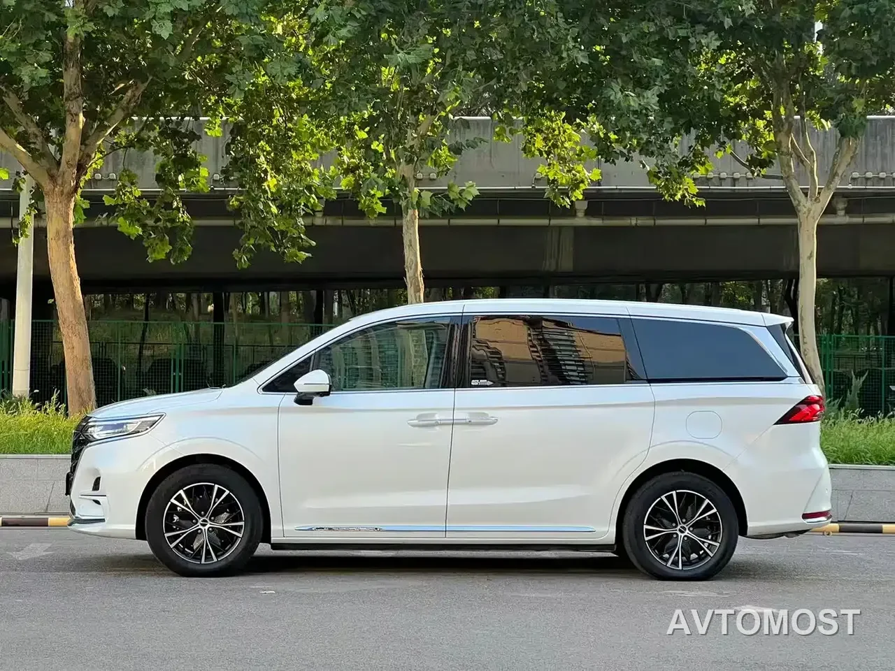 Roewe iMAX8 EV 2025 1.5T DMH Land Luxury Edition — фото 3