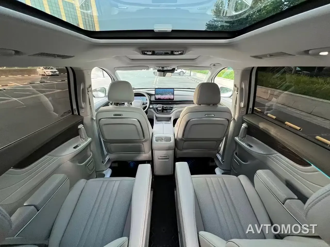 Roewe iMAX8 EV 2025 1.5T DMH Land Luxury Edition — фото 4