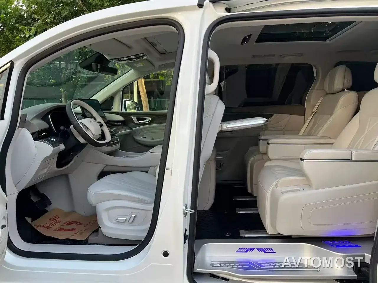 Roewe iMAX8 EV 2025 1.5T DMH Land Luxury Edition — фото 6