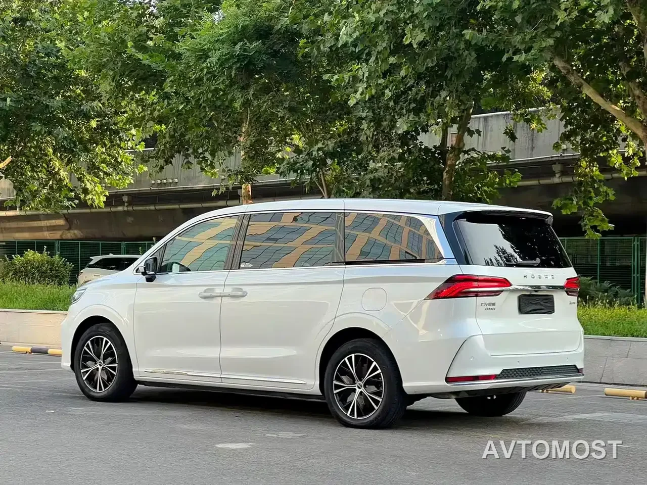 Roewe iMAX8 EV 2025 1.5T DMH Land Luxury Edition — фото 7