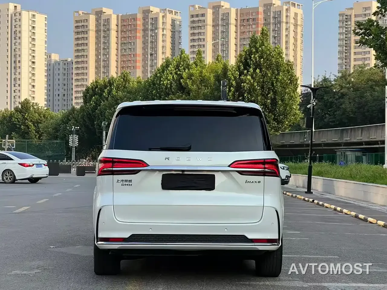 Roewe iMAX8 EV 2025 1.5T DMH Land Luxury Edition — фото 8