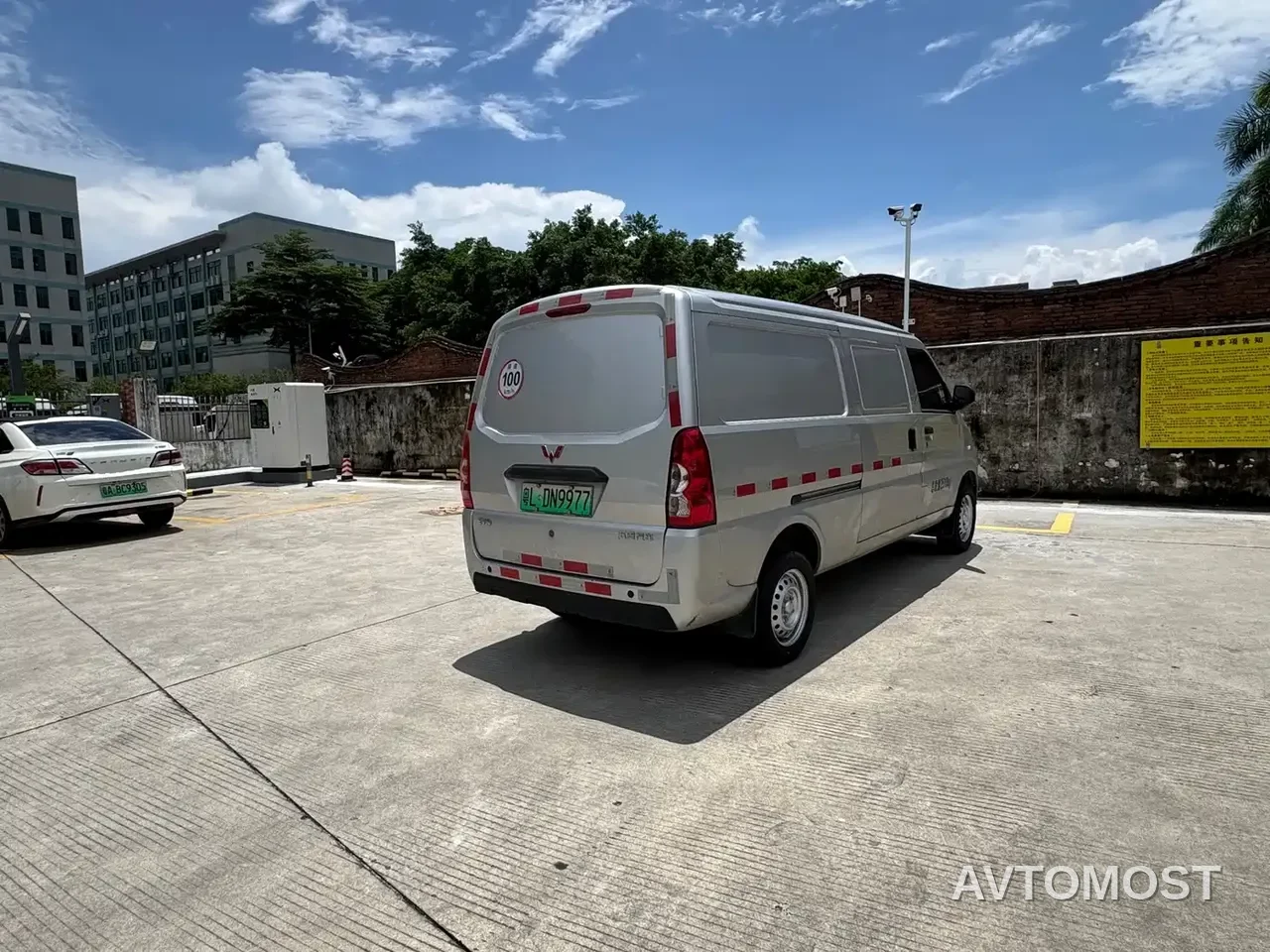 Wuling EV50 2021 Van Logistics Vehicle with Lishen 41.6kWh Liuji Electronic Control — фото 7