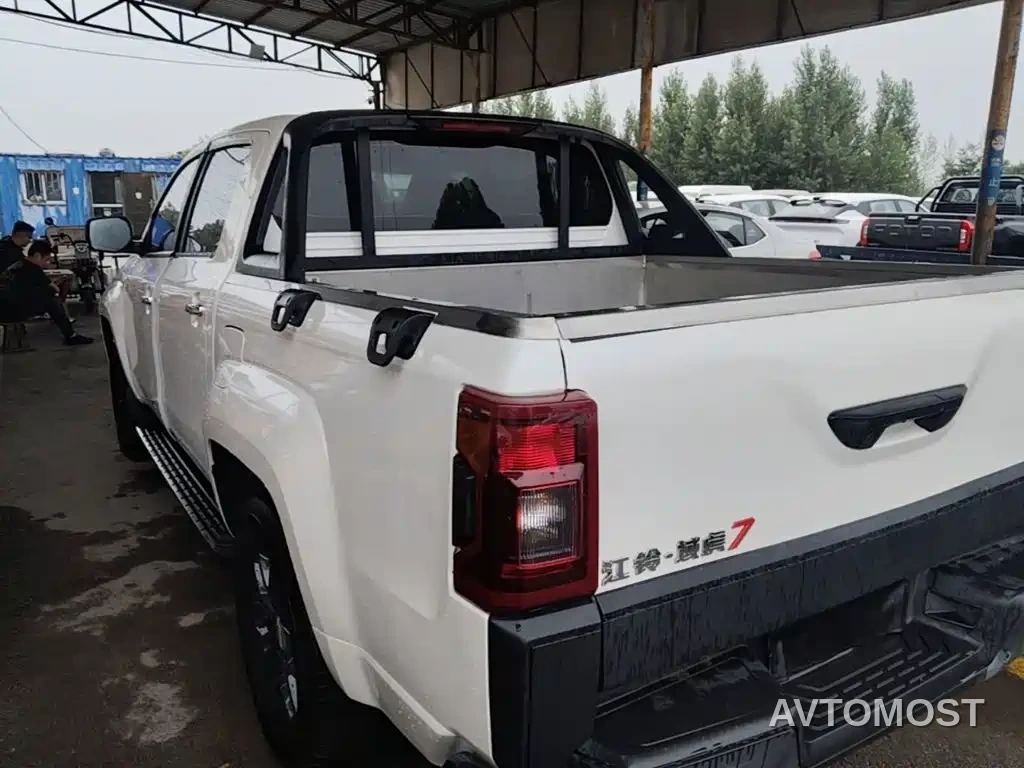 Jiangling Yuhu 7 2022 2.0T Manual Diesel 2WD Comfort Standard Wheelbase — фото 5