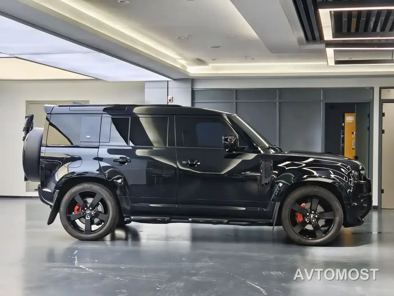 Land Rover Defender 2020 Model 110 P400 SE — фото 2