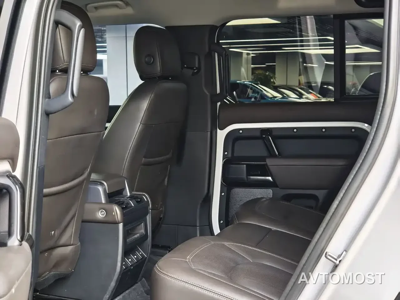 Land Rover Defender 2020 Model 110 P400 SE — фото 7