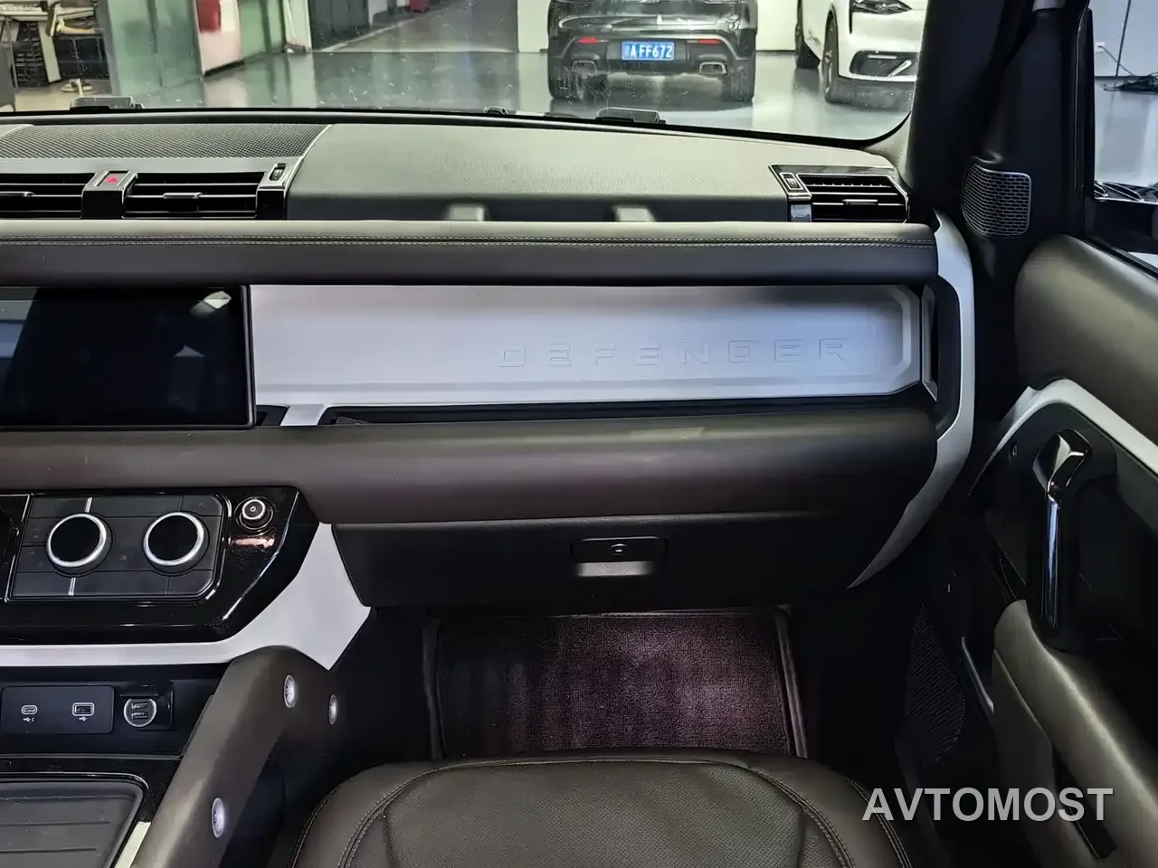 Land Rover Defender 2020 Model 110 P400 SE — фото 12