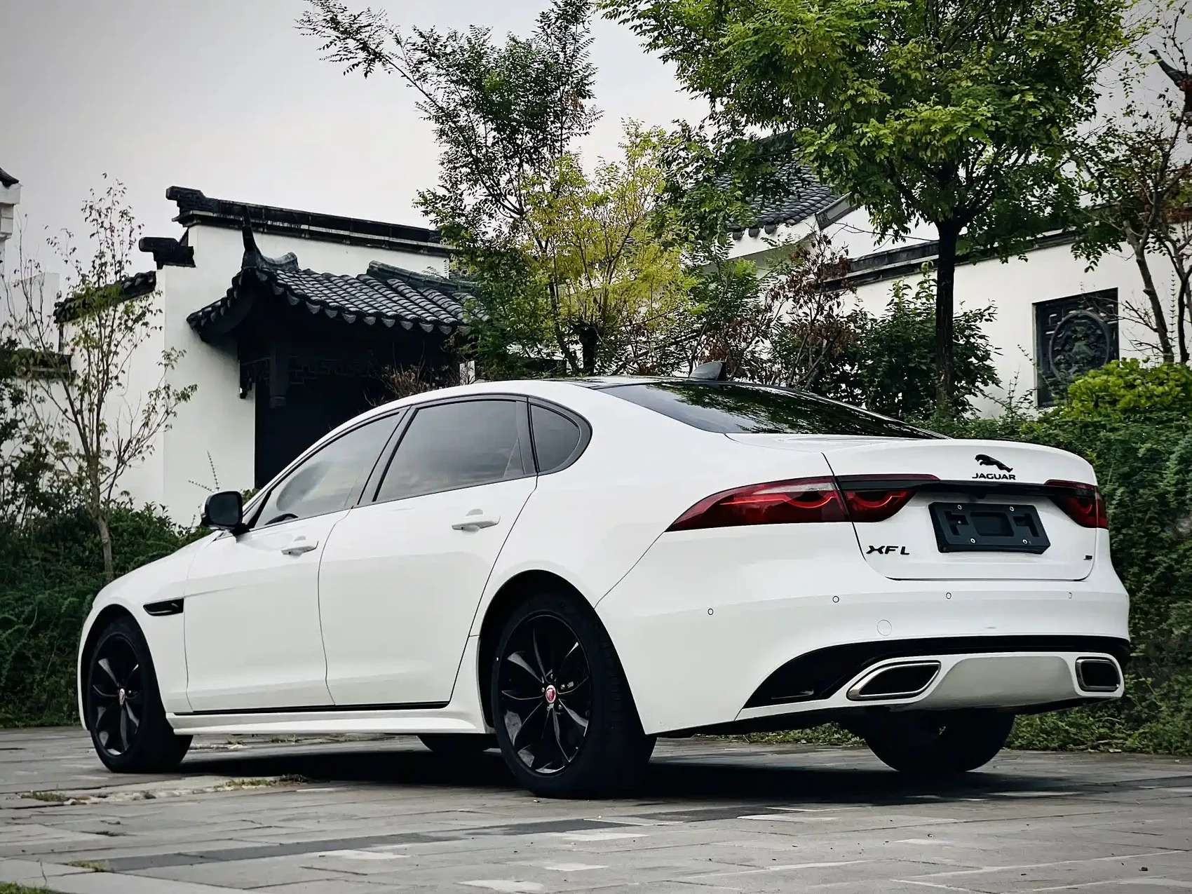 Jaguar XFL 2021 XFL 2.0T P250 AWD Gloss Black Sport Edition — фото 4