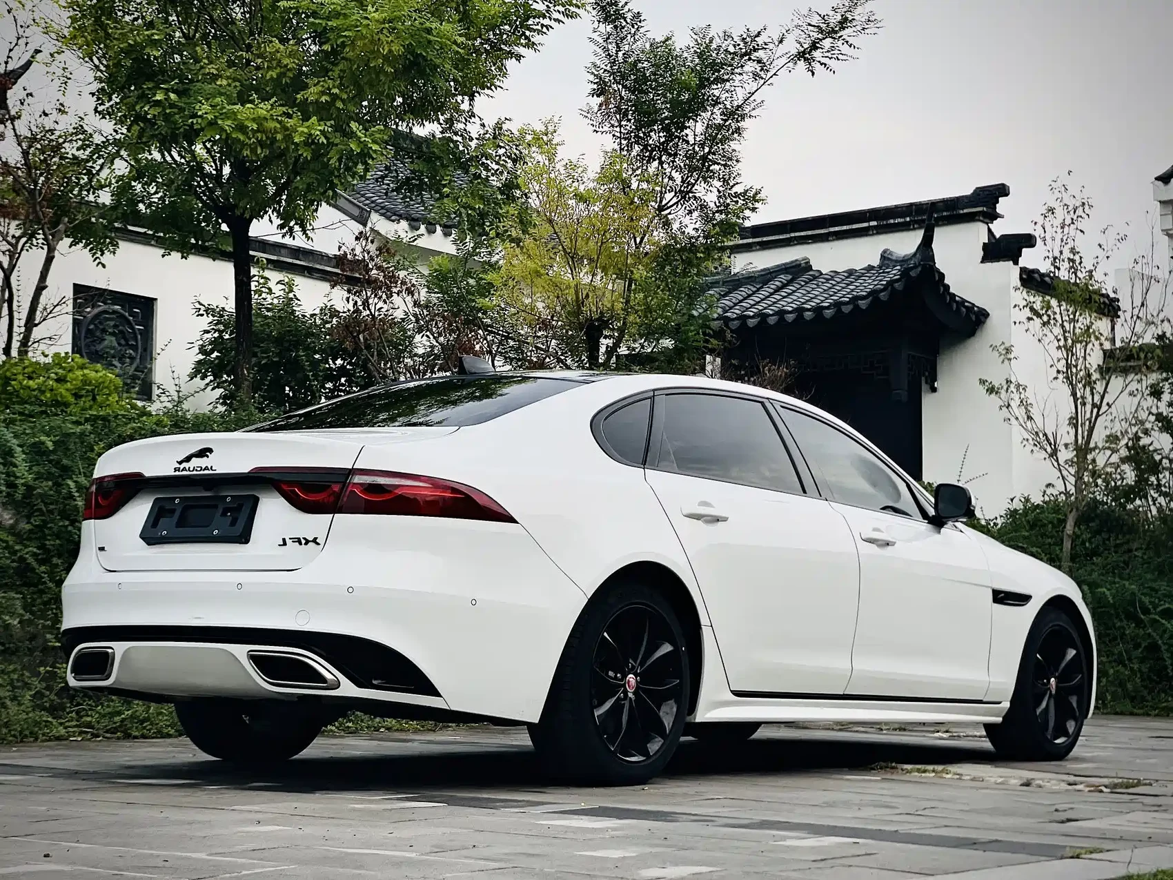 Jaguar XFL 2021 XFL 2.0T P250 AWD Gloss Black Sport Edition — фото 6