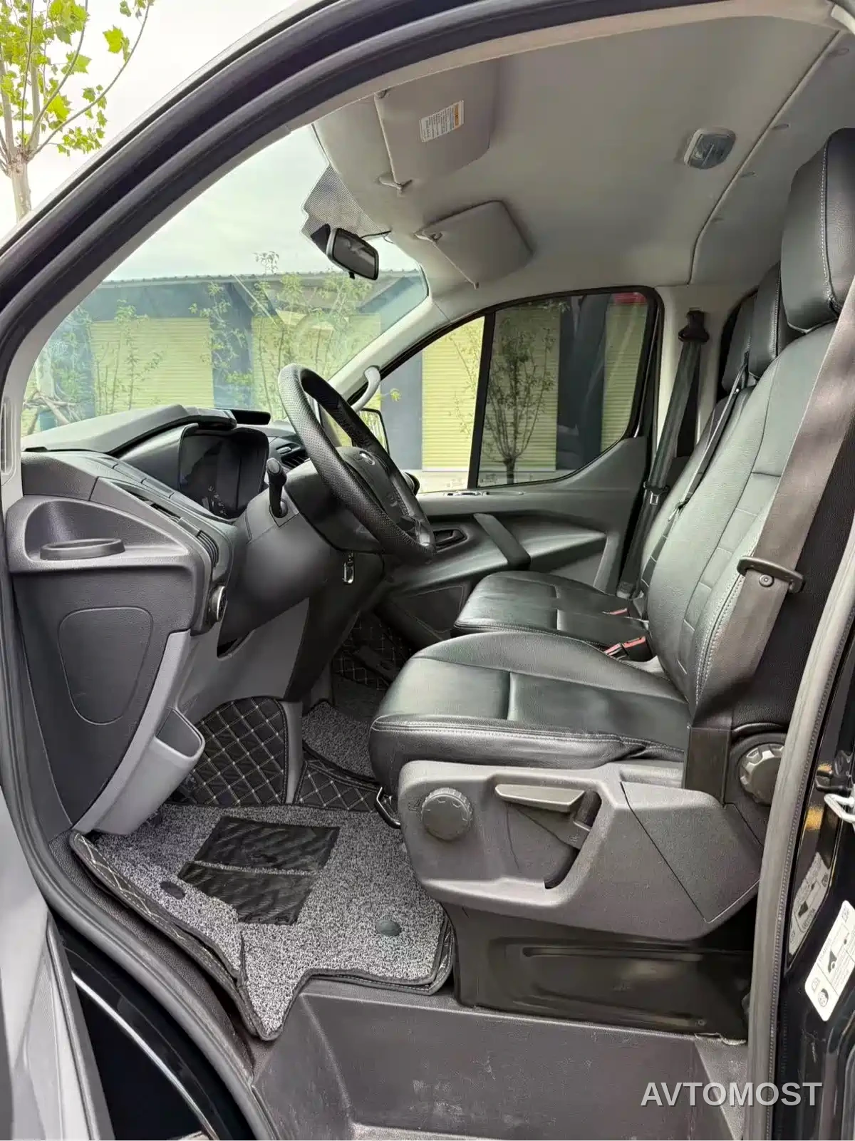 Ford Transit 2019 2.0T Diesel Multi-Purpose Commercial Vehicle Short Wheelbase Low Roof 6-Seater China VI — фото 4