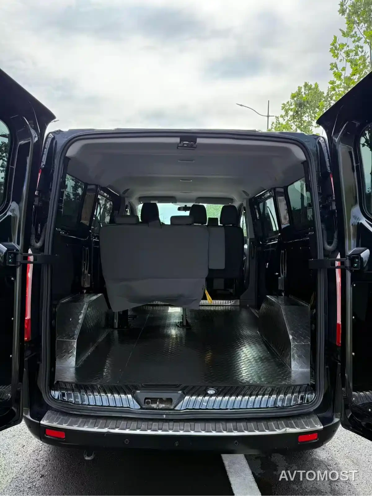 Ford Transit 2019 2.0T Diesel Multi-Purpose Commercial Vehicle Short Wheelbase Low Roof 6-Seater China VI — фото 13