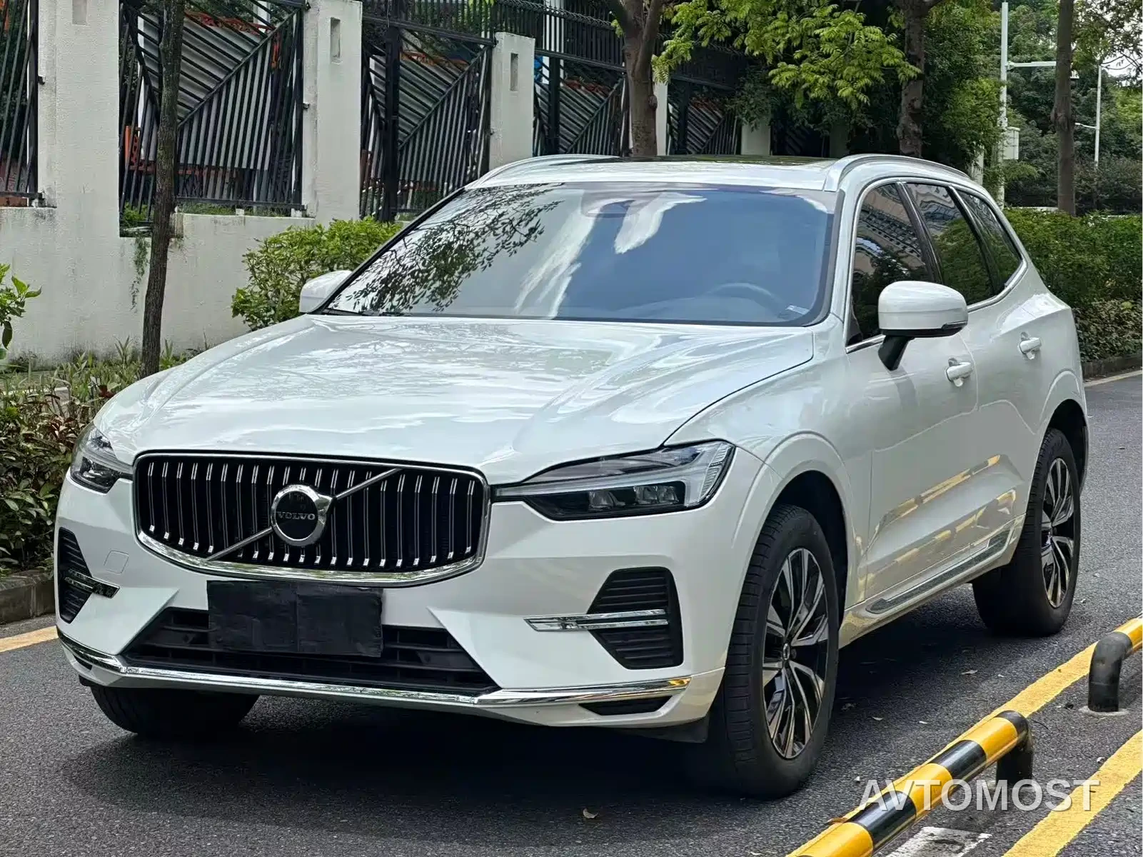 Volvo XC60 2023 B5 AWD Smart Elite Luxury — фото 1